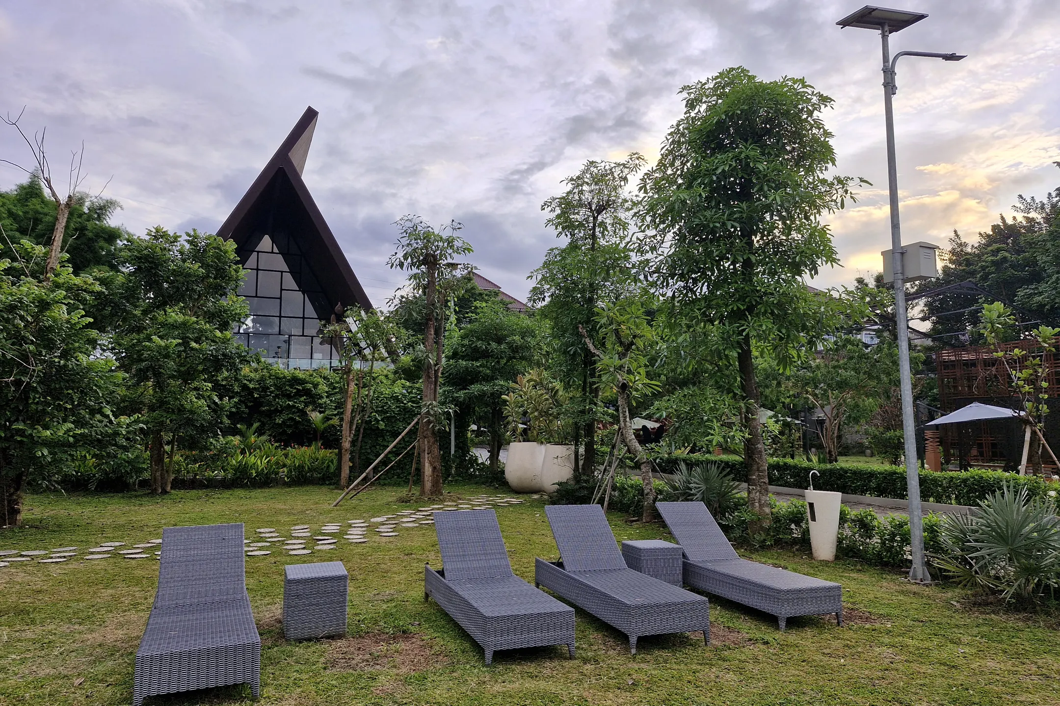 Taman hijau asri Ramada by Wyndham Yogyakarta